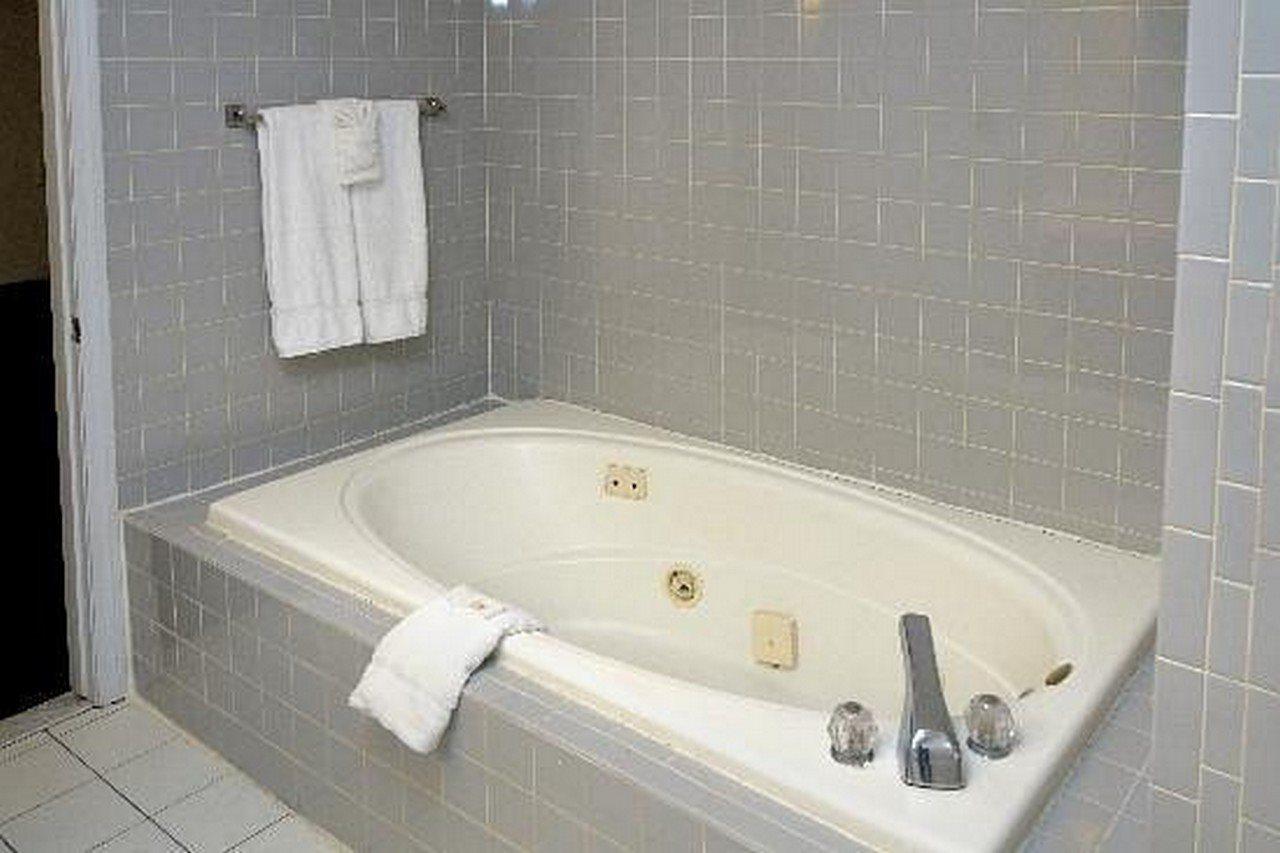 Regency Inn & Suites West Springfield Extérieur photo