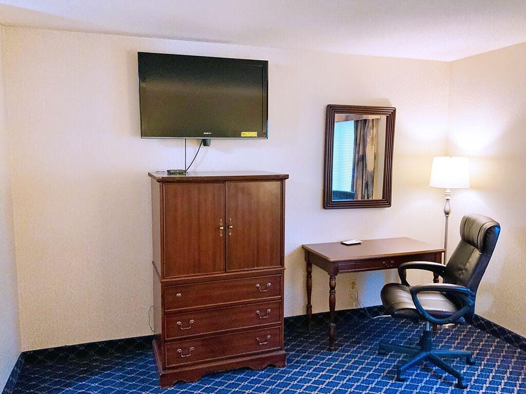 Regency Inn & Suites West Springfield Extérieur photo