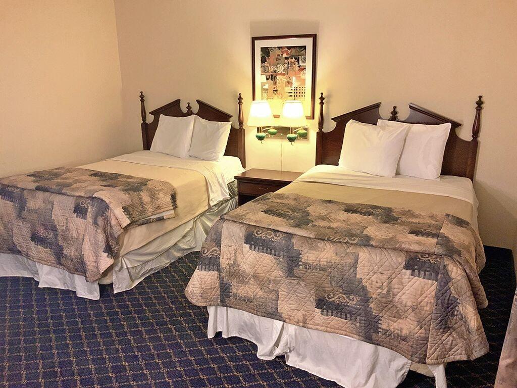 Regency Inn & Suites West Springfield Extérieur photo