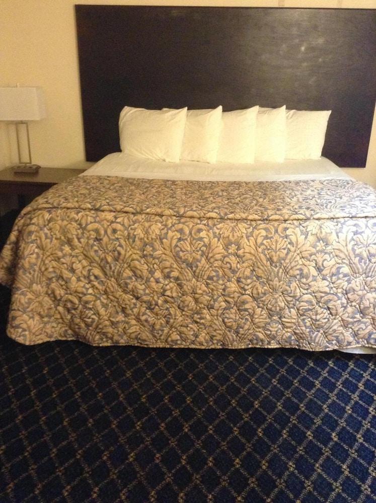 Regency Inn & Suites West Springfield Extérieur photo