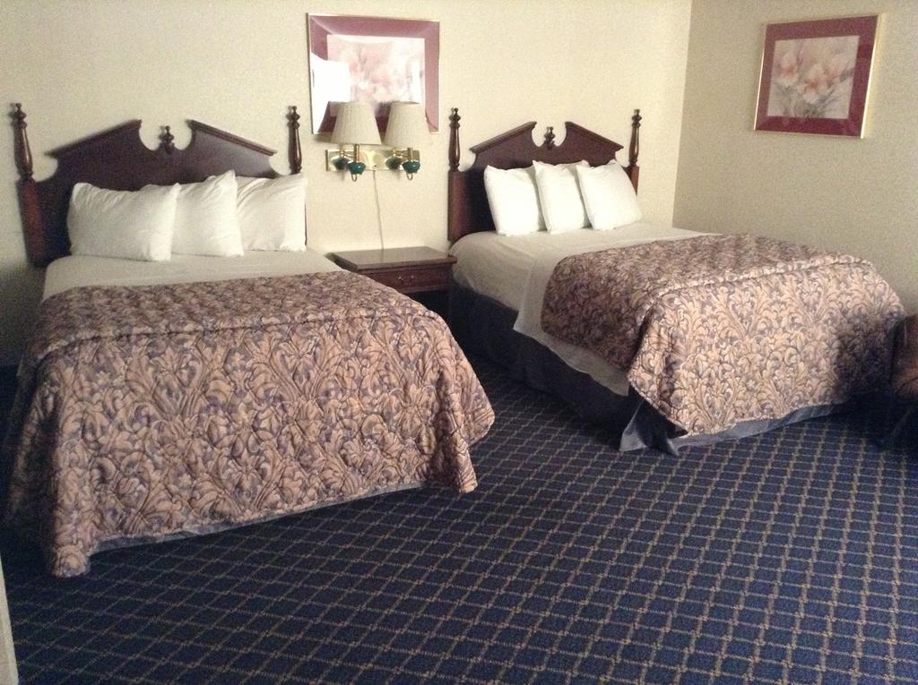 Regency Inn & Suites West Springfield Extérieur photo
