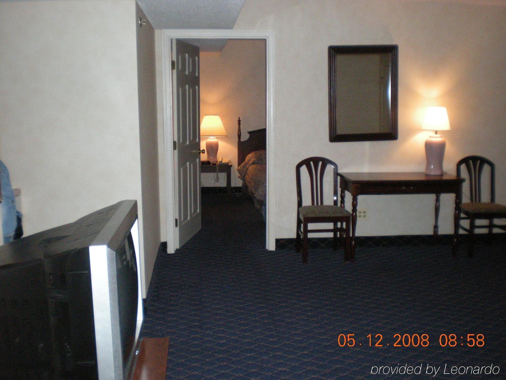 Regency Inn & Suites West Springfield Chambre photo