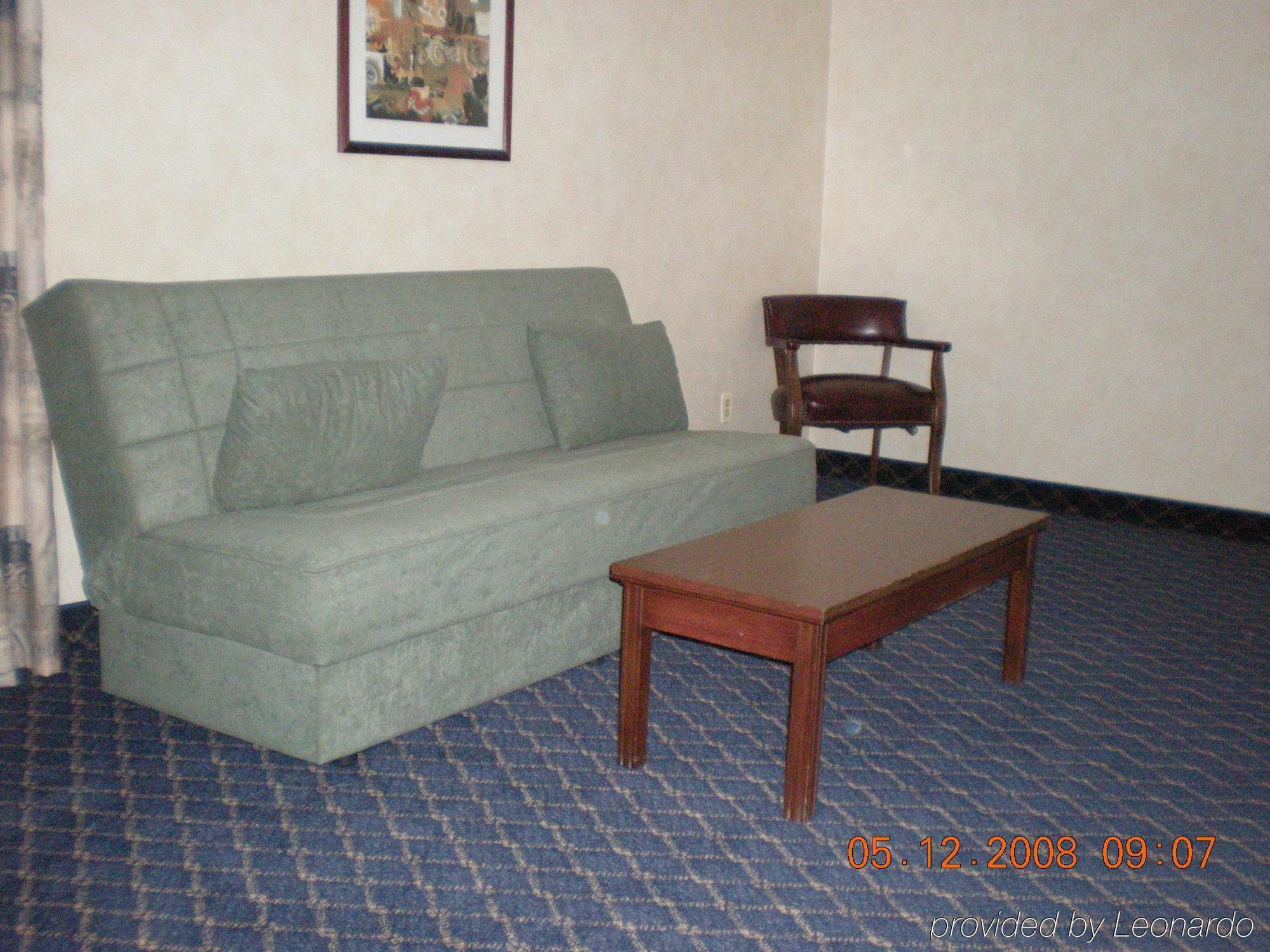 Regency Inn & Suites West Springfield Chambre photo