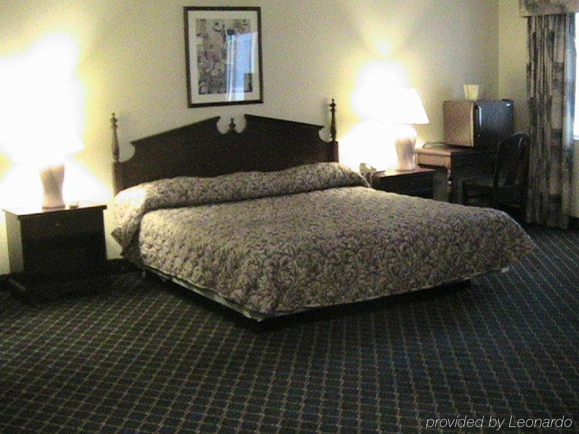 Regency Inn & Suites West Springfield Chambre photo