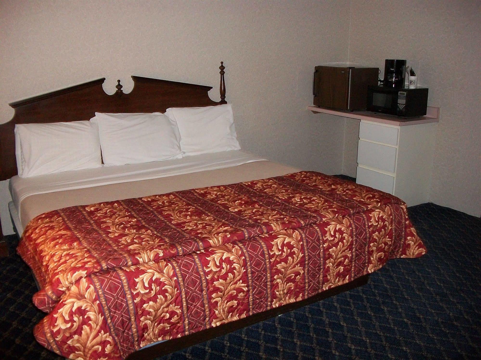 Regency Inn & Suites West Springfield Extérieur photo