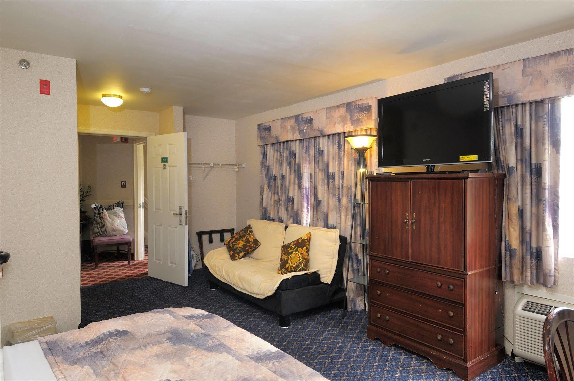 Regency Inn & Suites West Springfield Extérieur photo
