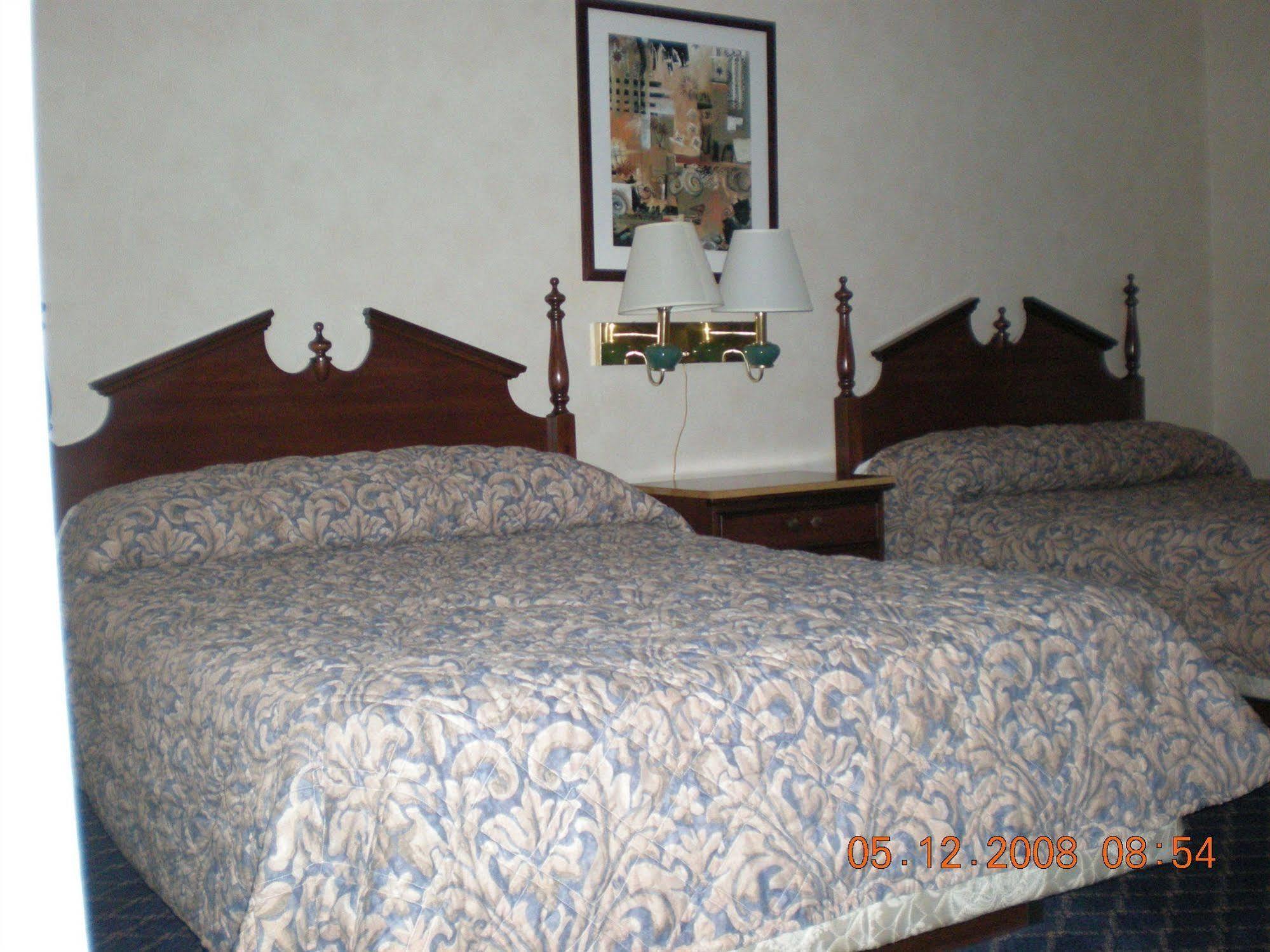 Regency Inn & Suites West Springfield Chambre photo