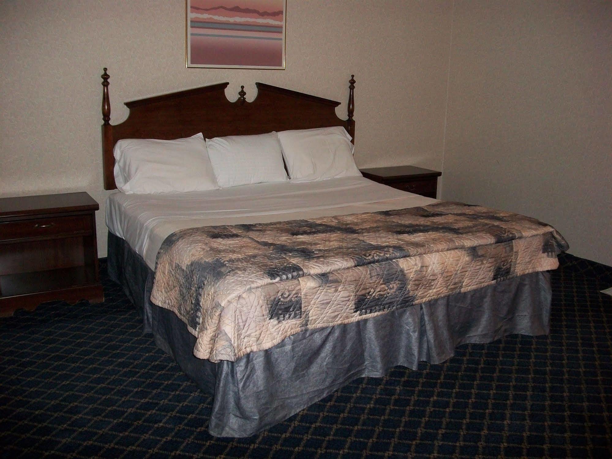 Regency Inn & Suites West Springfield Extérieur photo