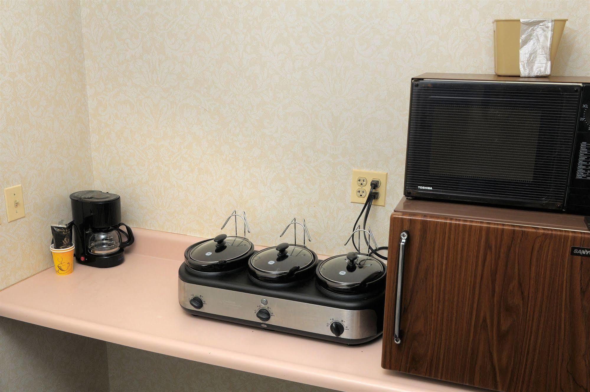 Regency Inn & Suites West Springfield Extérieur photo